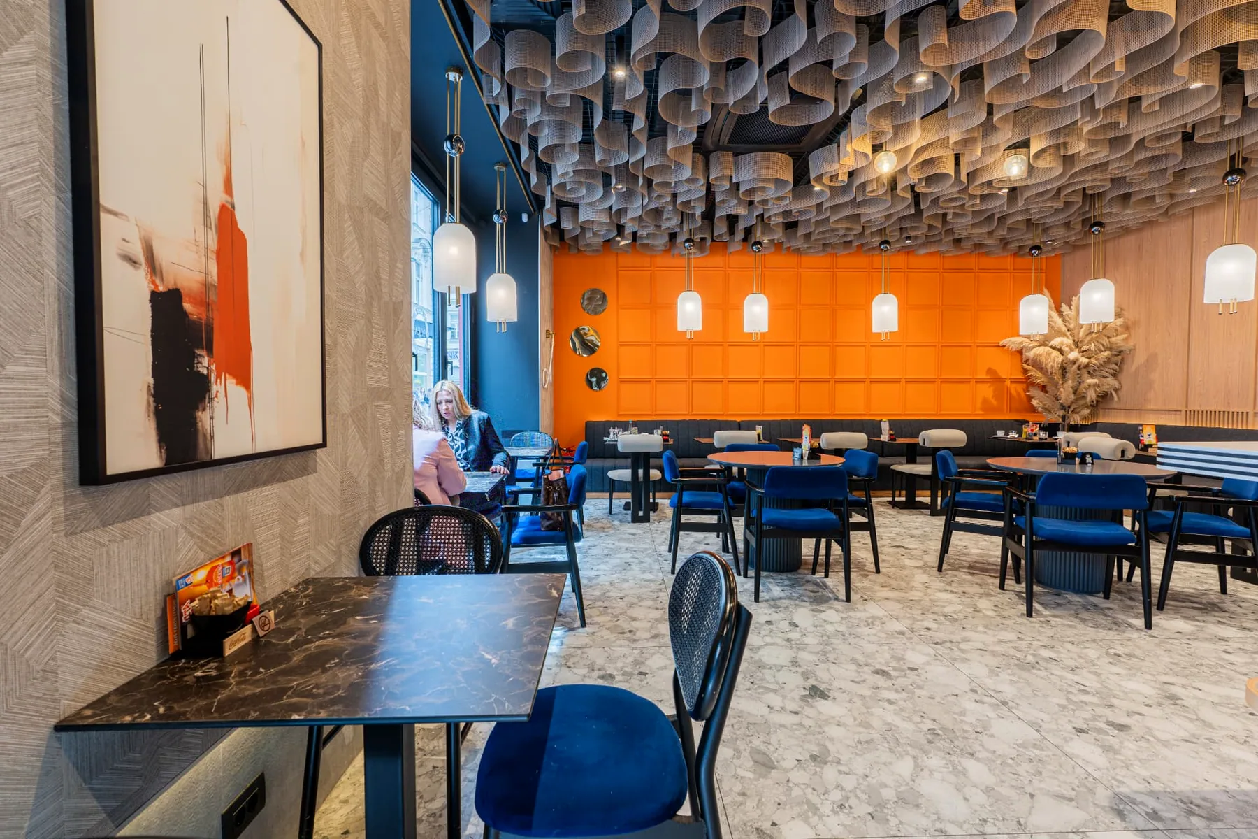 Sala LOKA restorana u toploj večernjoj svjetlosti