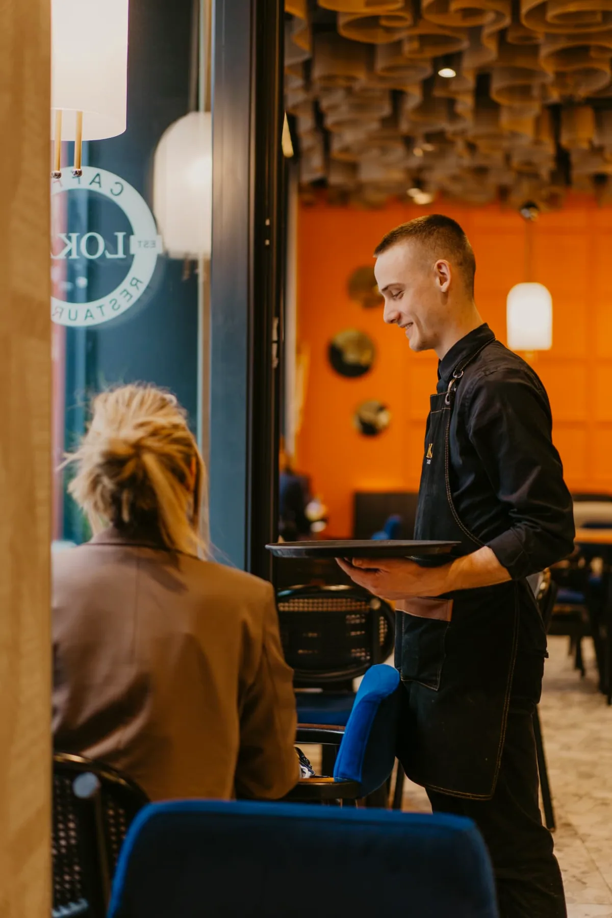 Konobar poslužuje goste u LOKA restoranu
