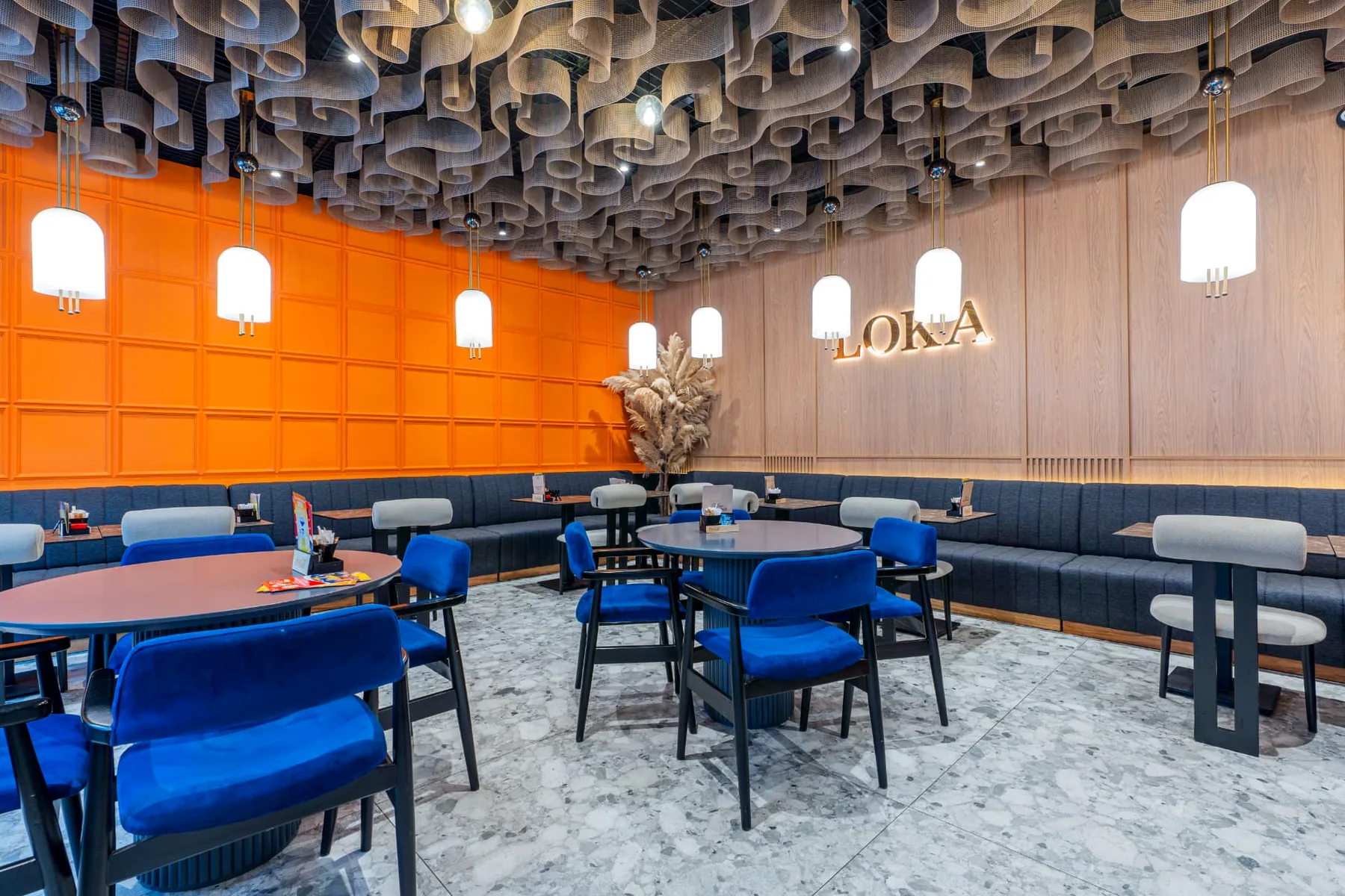 Osvijetljeni LOKA natpis u sali restorana
